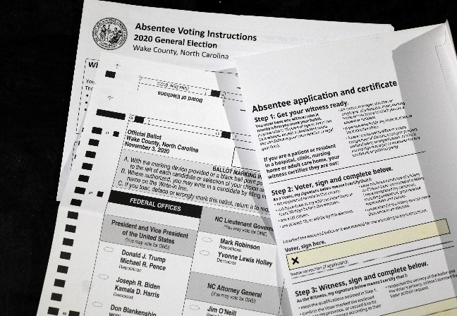 Formulários para votação pelo correio na eleição norte-americana • Foto: Jonathan Drake - 04.set.2020 / Reuters