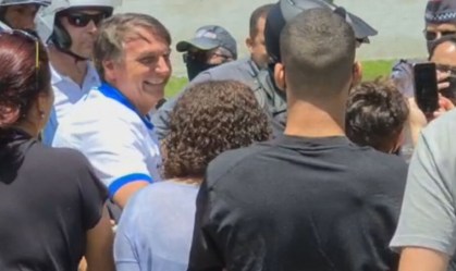 Bolsonaro passeia de moto no litoral paulista