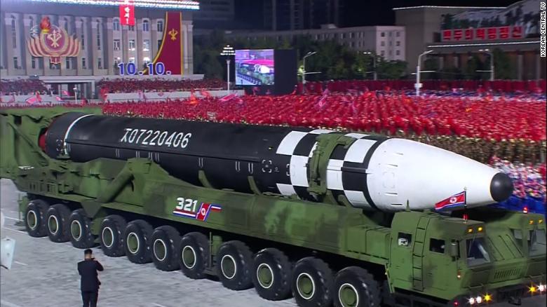 Coreia do Norte exibe o que aparenta ser um novo míssil intercontinental com potencial para carregar múltiplas ogivas nucleares / Foto: Korean Central TV/Reprodução