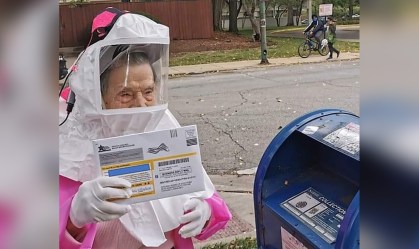 EUA: nem uma pandemia global impediu que essa senhora de 102 anos votasse