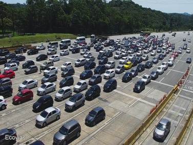 Rodovia dos Imigrantes registrou fluxo intenso em direção ao litoral