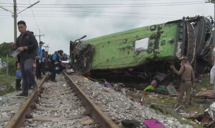 Acidente entre ônibus e trem deixa 20 mortos na Tailândia
