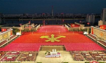 Coreia do Norte adota fala cautelosa e exibe novo poderio militar