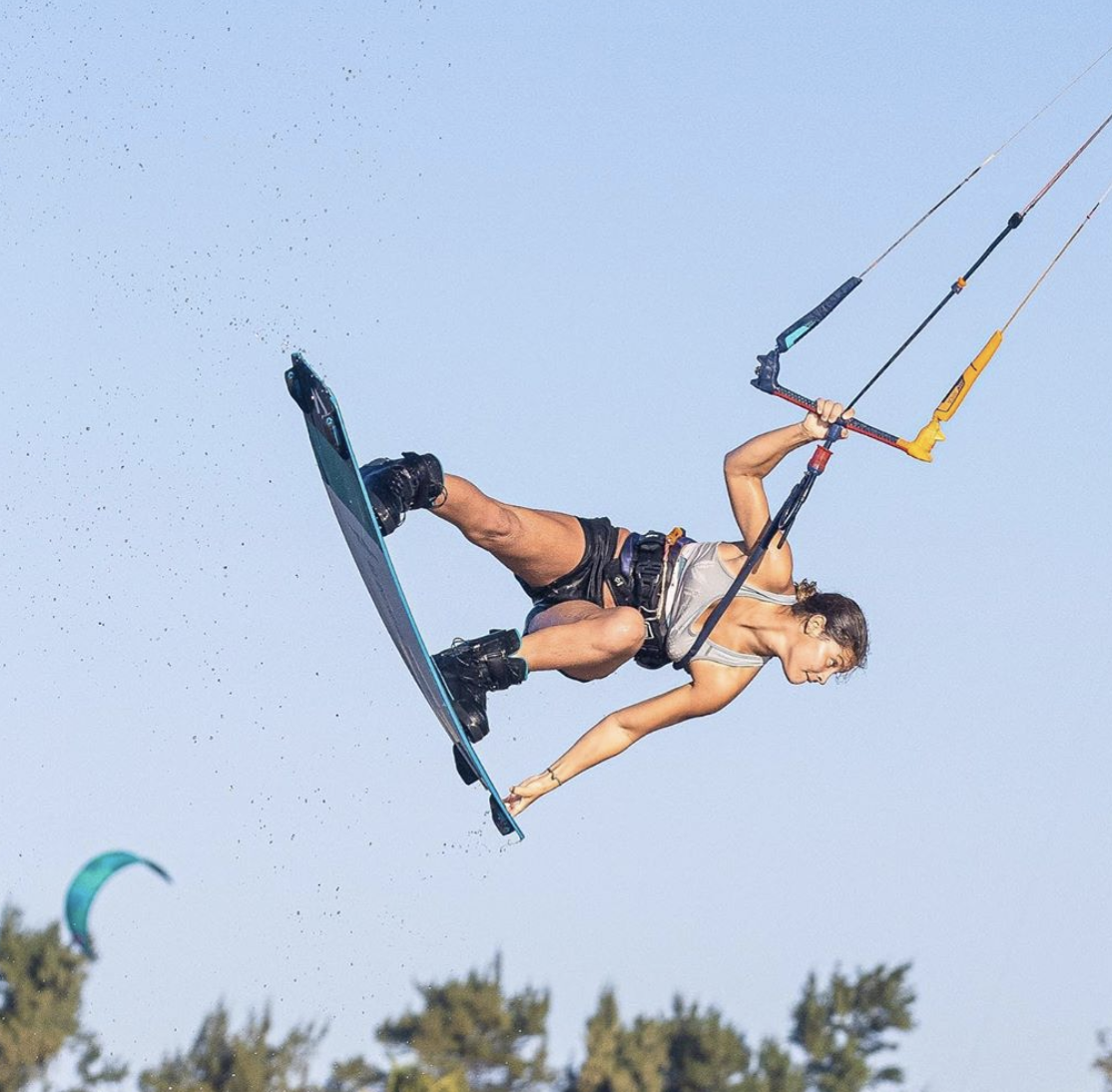 A atleta brasileira Mikaili Sol, tricampeã mundial de kitesurf