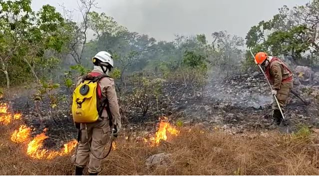 Trabalho de controle ao incêndio na Chapada dos Veadeiros
