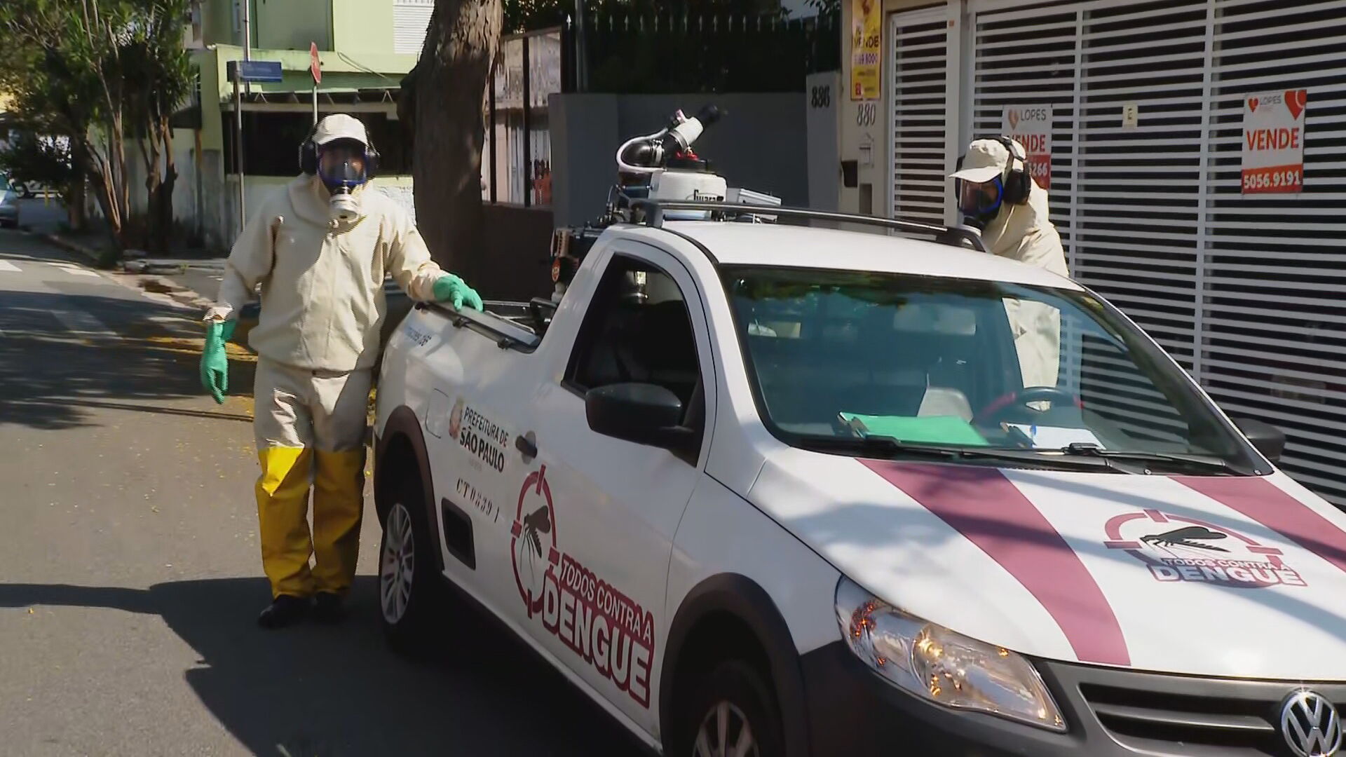 Funcionários trabalham na dedetização de mosquitos nos bairros de SP
