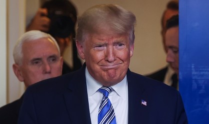 Trump fala em 'reabrir' EUA em 15 dias para diminuir impacto sobre economia