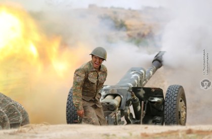 Soldado armênio dispara contra forças do Azerbaijão durante confronto