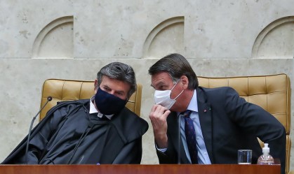 Bolsonaro concede medalha a Luiz Fux, ministros e aliados