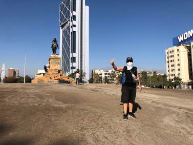 Homem usa máscara protetora na Plaza de la Dignidad