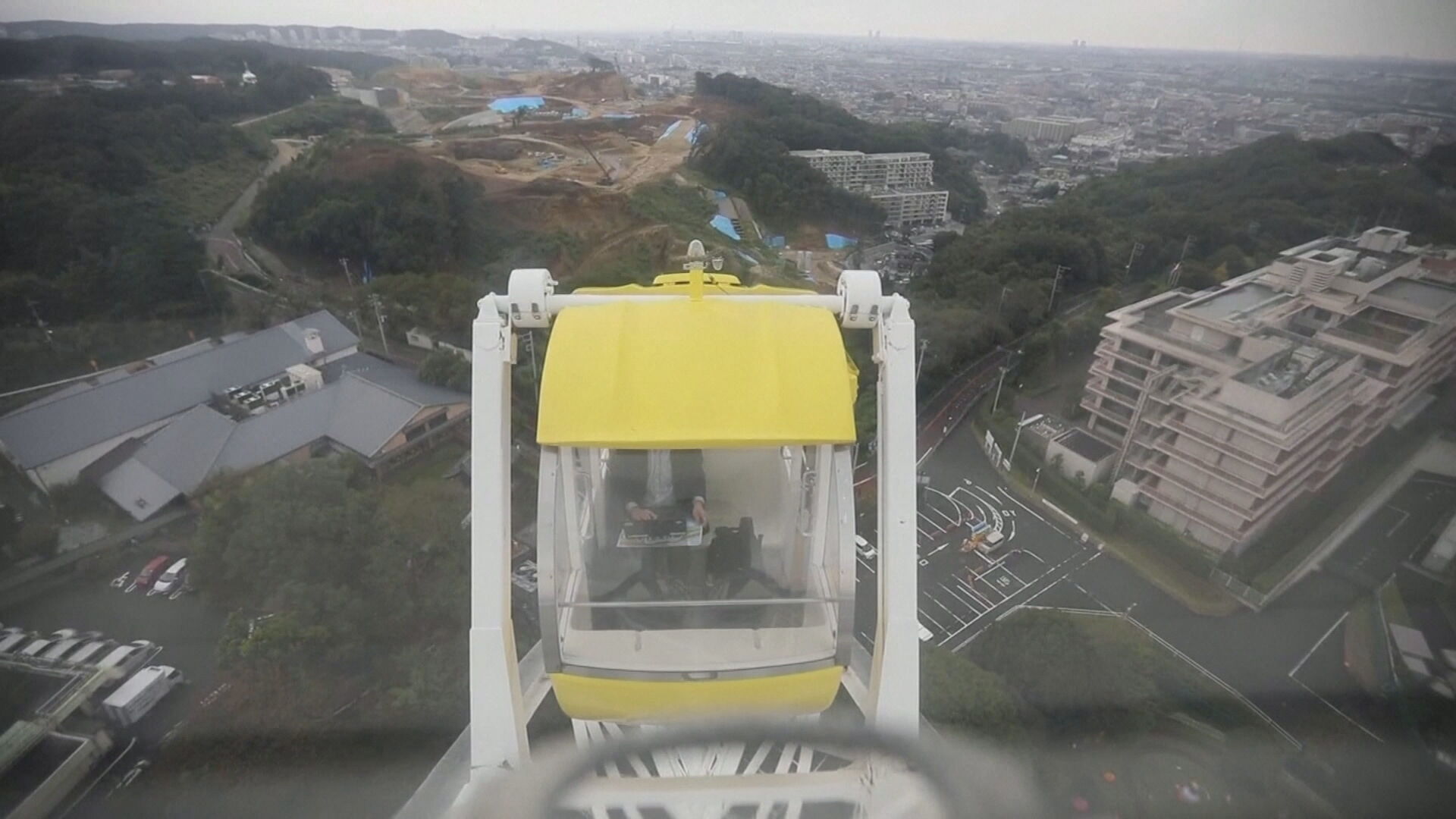 Homem trabalhando dentro de cabine de roda gigante