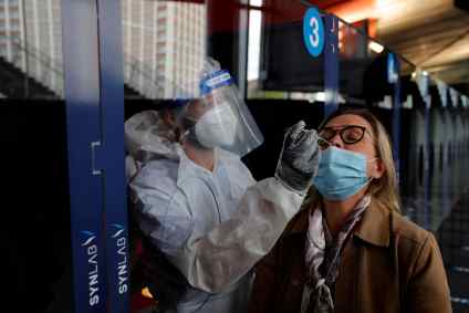 Mulher é testada para o novo coronavírus na França