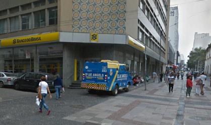 Polícia investiga mulher por levar homem morto ao banco para fazer prova de vida