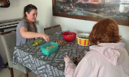 Brasileiros comem mais frutas e hortaliças, mas mantêm ultraprocessados no prato