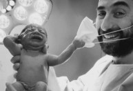 Bebê arranca máscara de médico após parto e foto viraliza