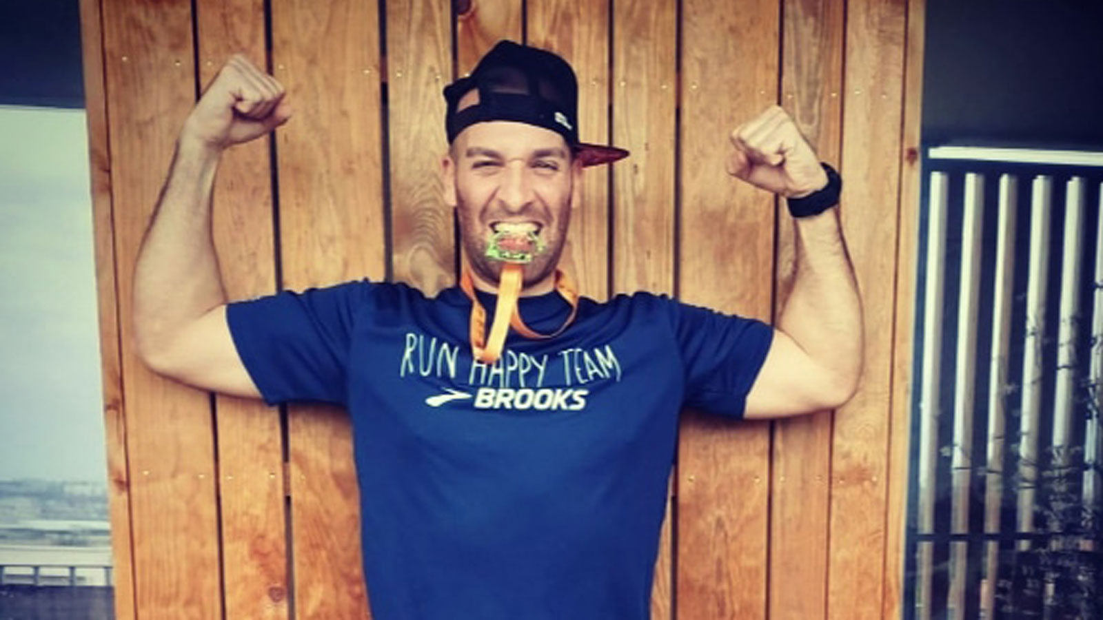 Na varande 8 m de comprimento, Elisha Nochomovitz se exercitou por 6h48min 