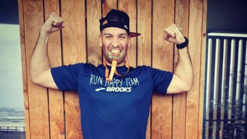 Na varande 8 m de comprimento, Elisha Nochomovitz se exercitou por 6h48min 