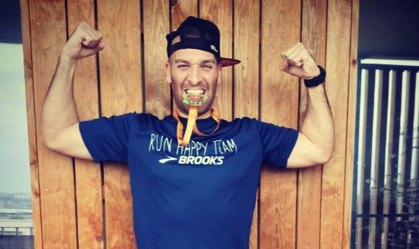 Homem corre uma maratona na varanda de sua casa durante isolamento na França