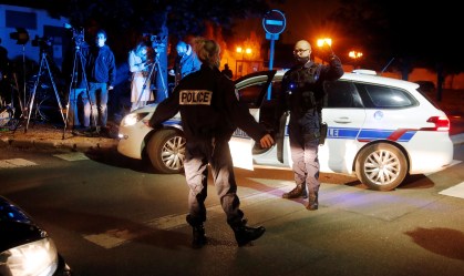 Polícia da França interroga 9 por conexão com caso de professor decapitado
