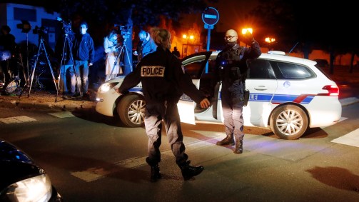 Policiais franceses patrulham área próxima ao local de ataque a professor