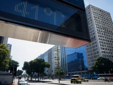 Termômetro da Avenida Presidente Vargas, em Brasília, registram onda de calor