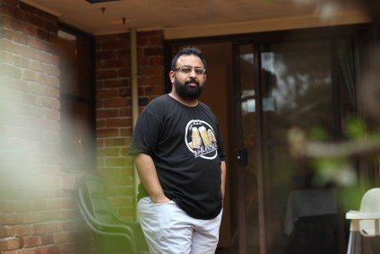 Jitarth Jadeja, de 32 anos, encontrou a QAnon em 2017 e passou 2 anos no culto