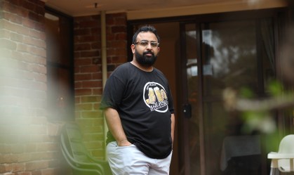 Ele frequentou o mundo da QAnon por dois anos; saiba como conseguiu sair