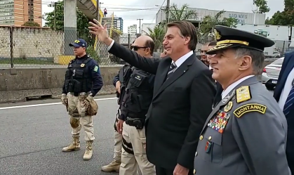 Bolsonaro visita policiais rodoviários em posto da Dutra