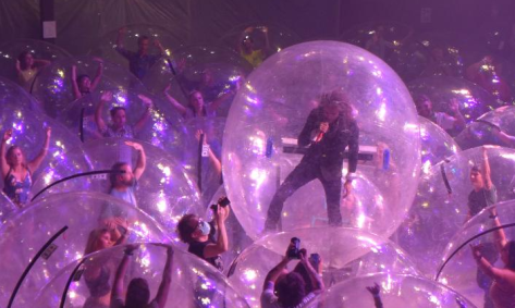 The Flaming Lips se apresentam dentro de bolhas em Oklahoma City