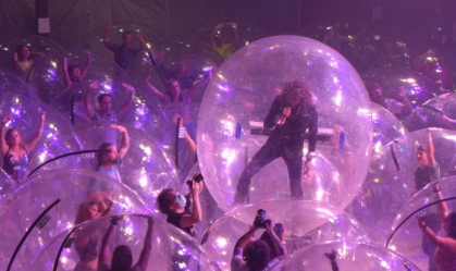 Show do The Flaming Lips tem banda e público dentro de bolhas de plástico