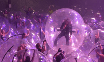 The Flaming Lips se apresentam dentro de bolhas em Oklahoma City