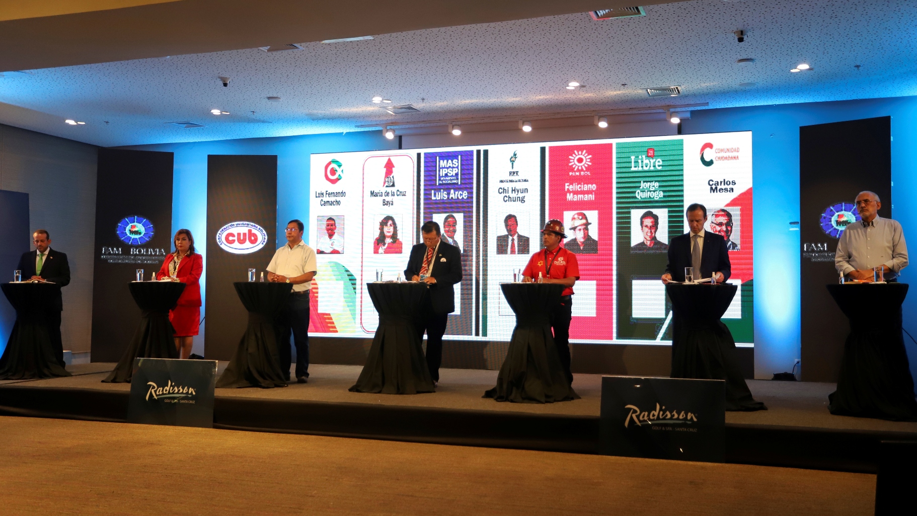 Candidatos à presidência da Bolívia durante debate em Santa Cruz de La Sierra