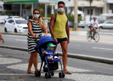 Casal com máscara em Copacabana