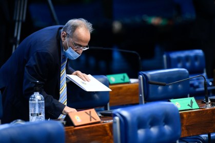 Senador Chico Rodrigues (DEM-RR) registra voto no teclado biométrico