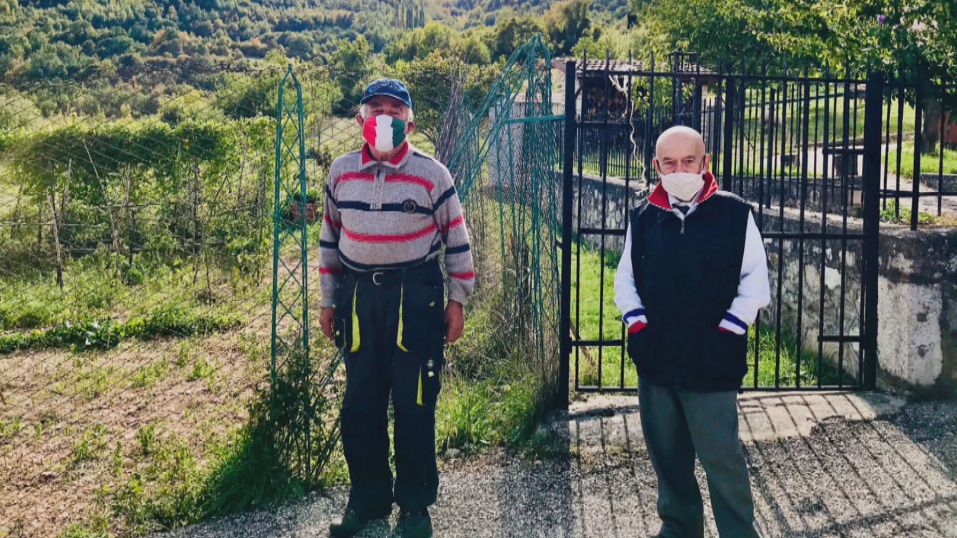 Os dois moradores do vilarejo de Nortosce, na Itália
