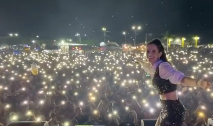 Cantora faz show para multidão em cidade do Pará