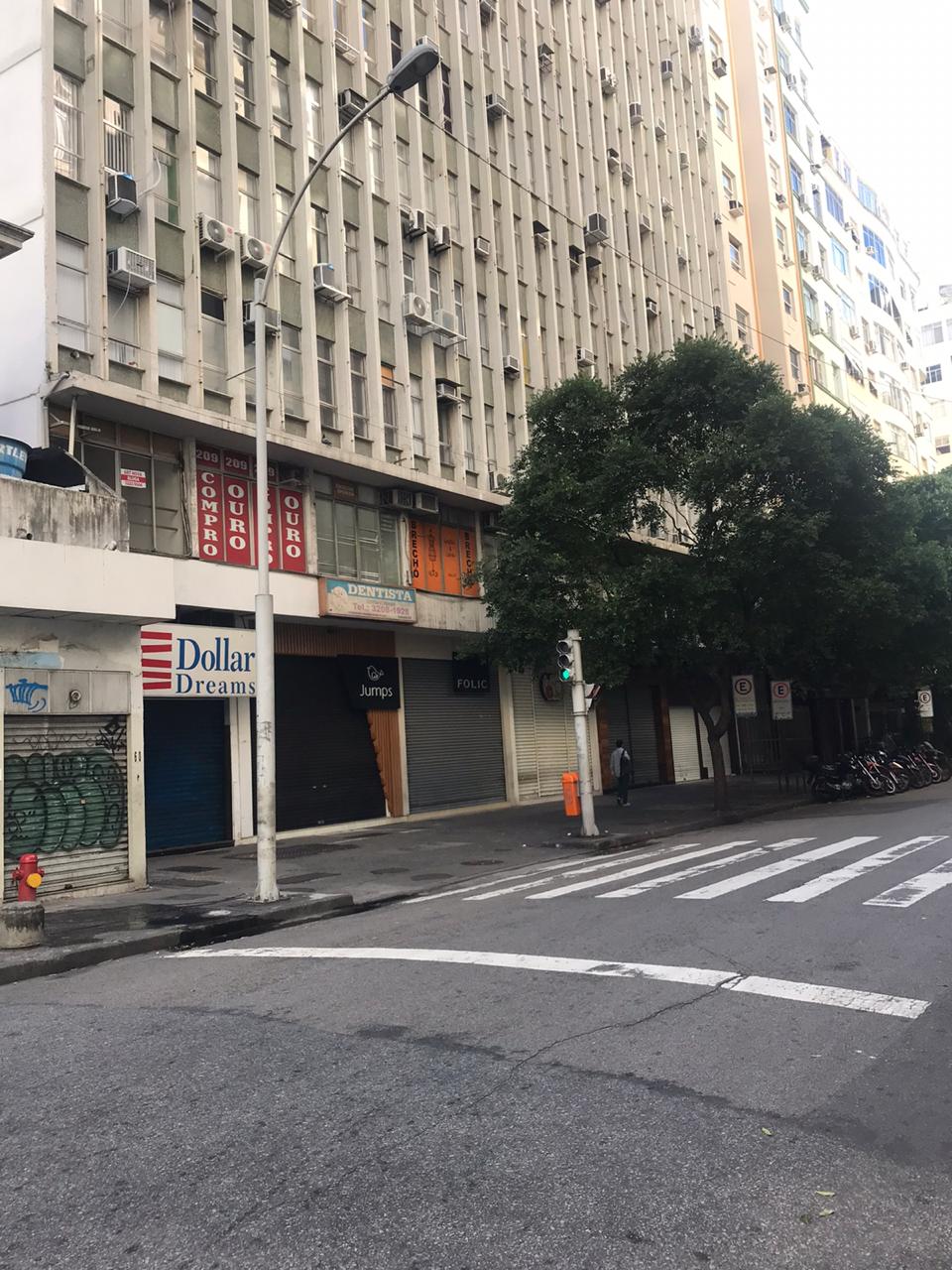Bairro de Copacabana fica vazio no primeiro dia de quarentena