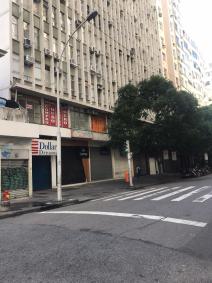 Bairro de Copacabana fica vazio no primeiro dia de quarentena