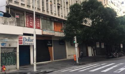 Copacabana fica vazia no primeiro dia de quarentena no Rio de Janeiro