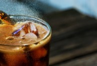 Alertas com imagens em embalagens de refrigerantes podem evitar obesidade