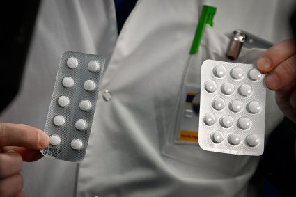 Médico mostra cartela de cloroquina e hidroxicloroquina
