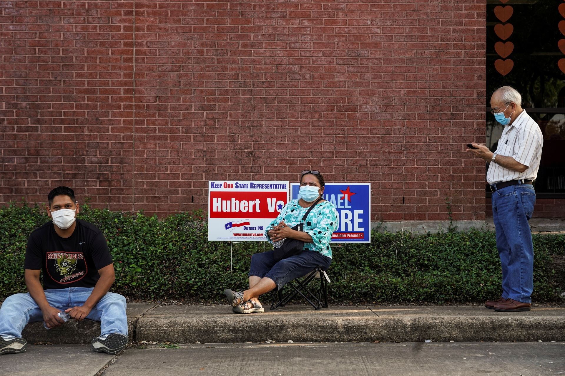 Pessoas aguardam em fila para votar de forma antecipada em Houston, no Texas
