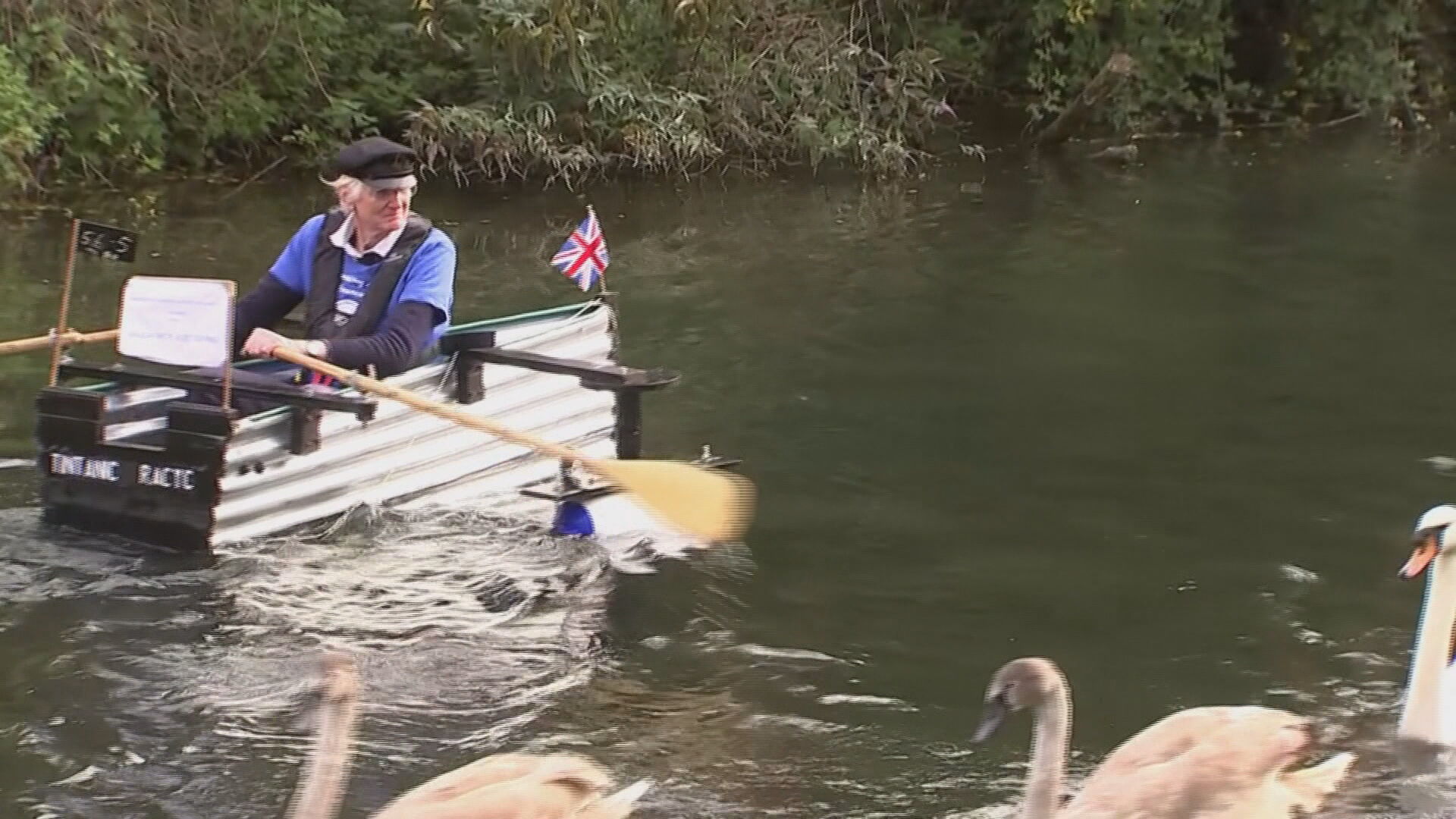Michael Stanley, de 80 anos, construiu o próprio barco e quer ajudar no combate 