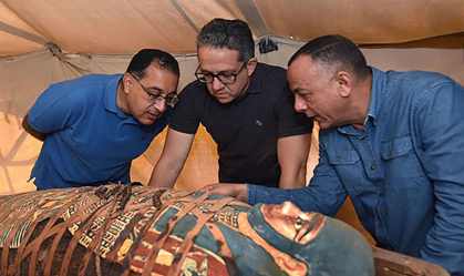 Arqueólogos descobrem dezenas de sarcófagos egípcios lacrados