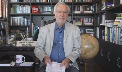 'Não comprar a Coronavac foi uma decisão política do presidente', diz Garcia