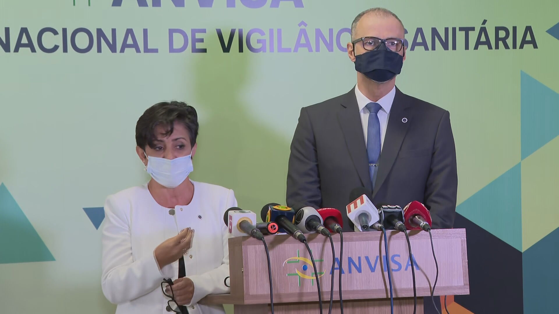 Alessandra Soares e Antonio Barra Torres, diretores da Anvisa, em coletiva