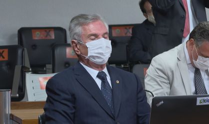 O senador Fernando Collor de Mello cochila durante sabatina de Kassio Nunes Marq