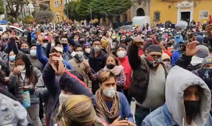 Bolívia: Político convoca povo a insultá-lo. Dezenas atendem e lhe jogam objetos