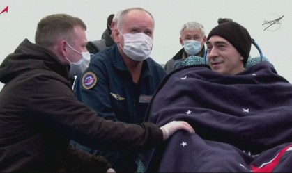 Astronautas retornam à Terra após passarem seis meses em estação espacial