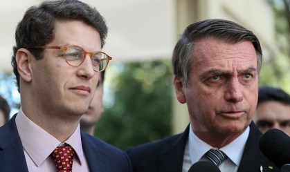 O presidente Jair Bolsonaro acompanhado do Ministro de Estado do Meio Ambiente